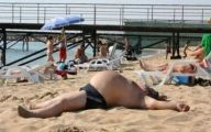Funny Fails At The Beach 14 Background Wallpaper